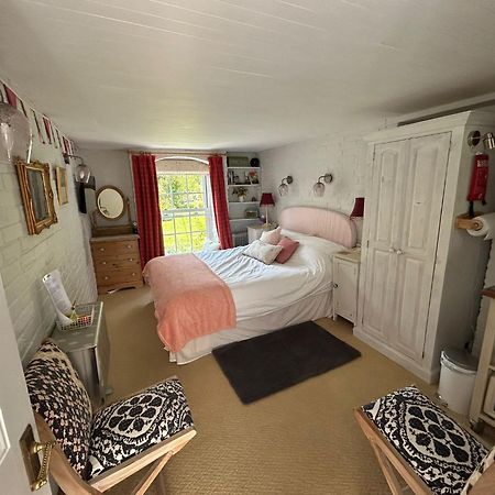 Cosy Cottage Ground Floor Bedroom Ensuite With Private Entrance 奇切斯特 外观 照片
