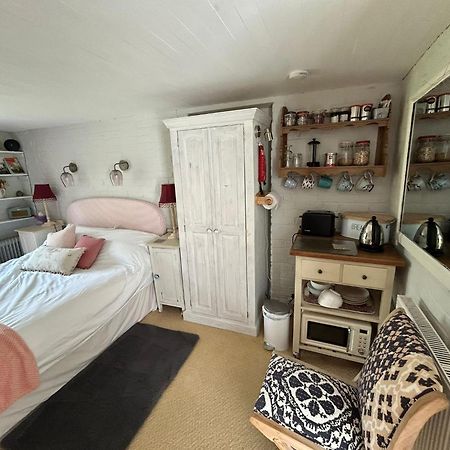 Cosy Cottage Ground Floor Bedroom Ensuite With Private Entrance 奇切斯特 外观 照片